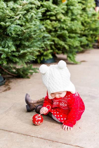 Menina bonito no vestido escandinavo vermelho — Fotografia de Stock