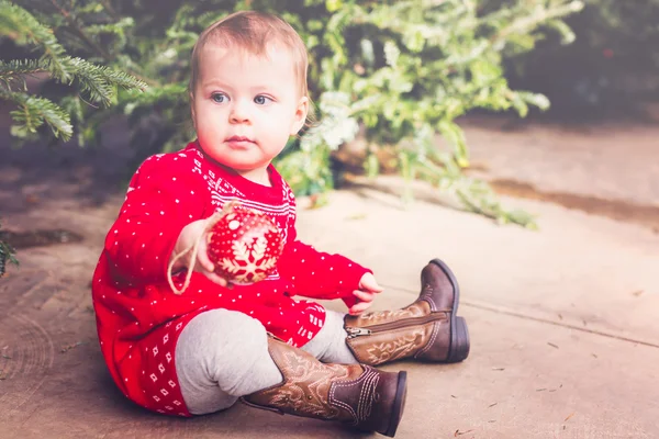 Schattige babymeisje in rode Scandinavische jurk — Stockfoto