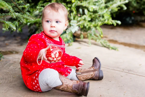 İskandinav Kırmızı elbiseli kız şirin bebek — Stok fotoğraf