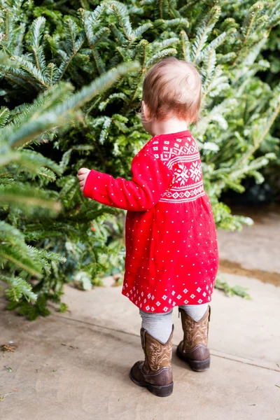 Linda niña en vestido escandinavo rojo — Foto de Stock