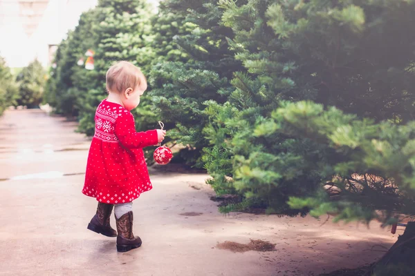 Söt flicka i röd skandinaviska klänning — Stockfoto