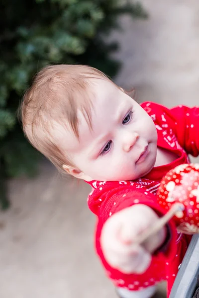 Schattige babymeisje in rode Scandinavische jurk — Stockfoto