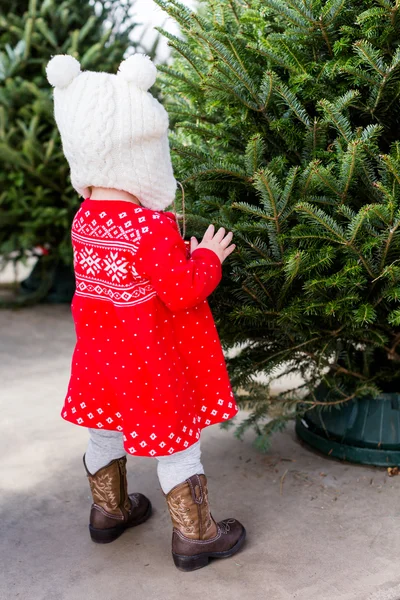 Linda niña en vestido escandinavo rojo —  Fotos de Stock