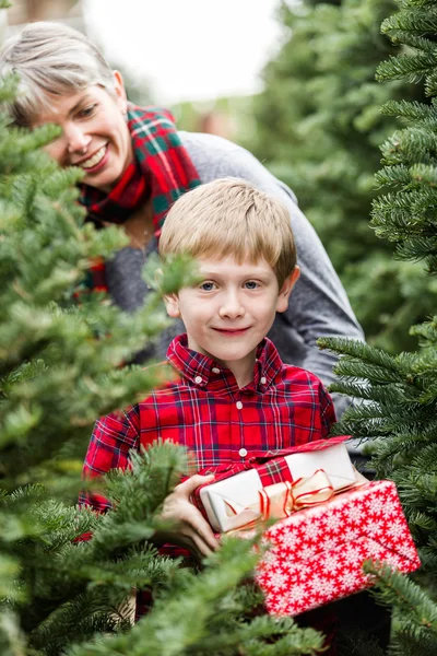 Familia en la granja de árboles de Navidad con regalos —  Fotos de Stock