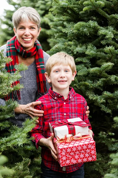 Família na fazenda da árvore de Natal com presentes — Fotografia de Stock