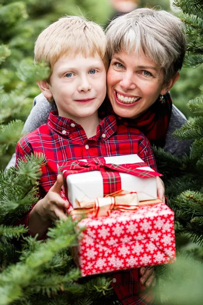 Famiglia alla fattoria dell'albero di Natale con regali — Foto Stock