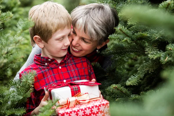 Familia en la granja de árboles de Navidad con regalos —  Fotos de Stock