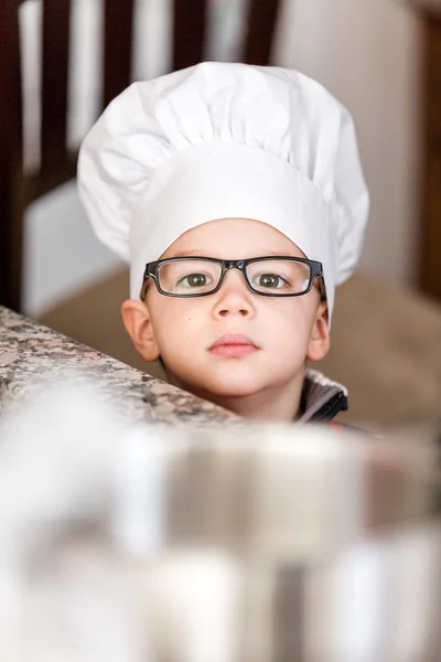 Kleiner Junge backt Plätzchen für Weihnachten — Stockfoto