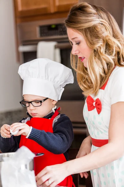 Mutter und ihr Sohn backen Kekse — Stockfoto