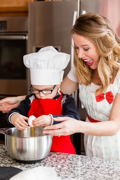 Mãe e seu filho fazendo biscoitos — Fotografia de Stock