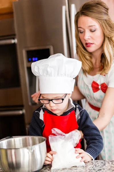 Matka i jej syn Dokonywanie ciasteczka — Zdjęcie stockowe