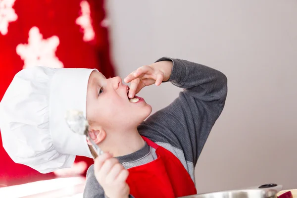 Liten pojke bakning — Stockfoto