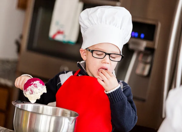 Liten pojke att göra kakor till jul — Stockfoto