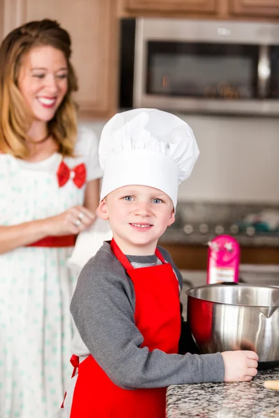 Moeder en haar zoon maken van cookies — Stockfoto