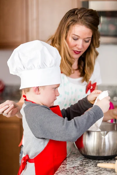 Mamma och hennes son att göra cookies — Stockfoto