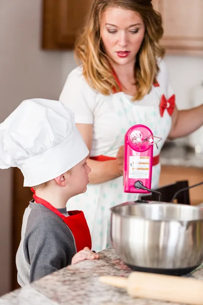 Mãe e seu filho fazendo biscoitos — Fotografia de Stock