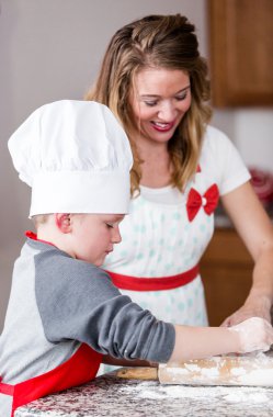 Anne ve oğlu kurabiye yapma