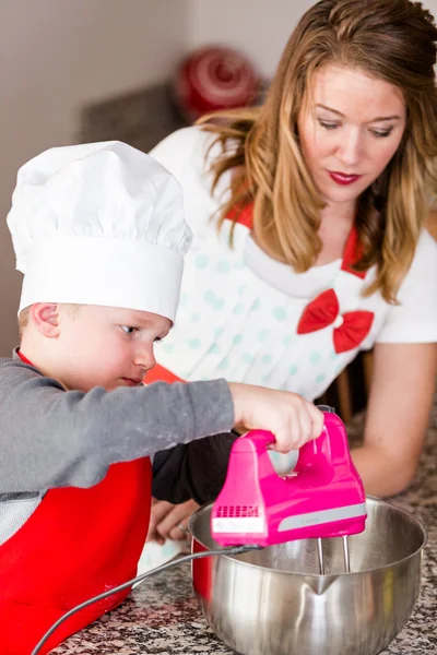 Mutter und ihr Sohn backen Kekse — Stockfoto