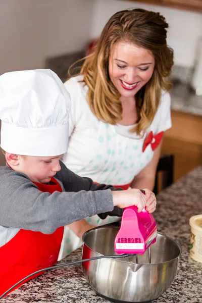 Mãe e seu filho fazendo biscoitos — Fotografia de Stock