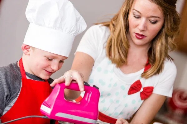 Mutter und ihr Sohn backen Kekse — Stockfoto