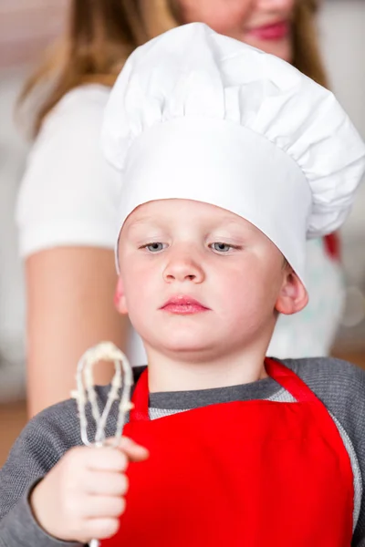 Mutter und ihr Sohn backen Kekse — Stockfoto