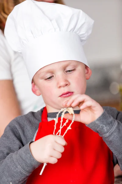 Liten pojke bakning — Stockfoto