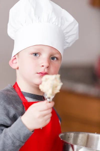 Kleiner Junge backt — Stockfoto