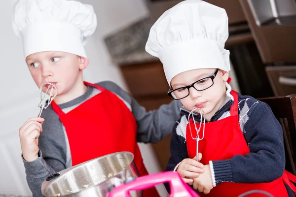Mali chłopcy podejmowania ciasteczka — Zdjęcie stockowe