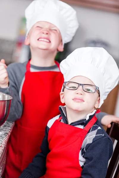 Kleine jongens maken cookies — Stockfoto