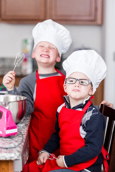 Små pojkar gör cookies — Stockfoto