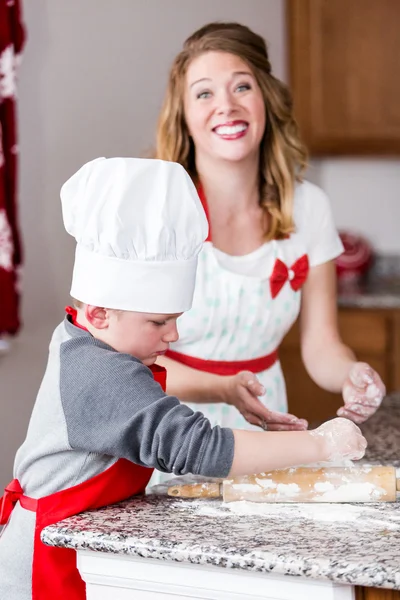 Мать с сыном пекут печенье — стоковое фото