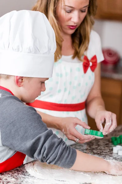 Mutter und ihr Sohn backen Kekse — Stockfoto