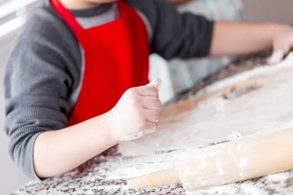 Liten pojke bakning — Stockfoto