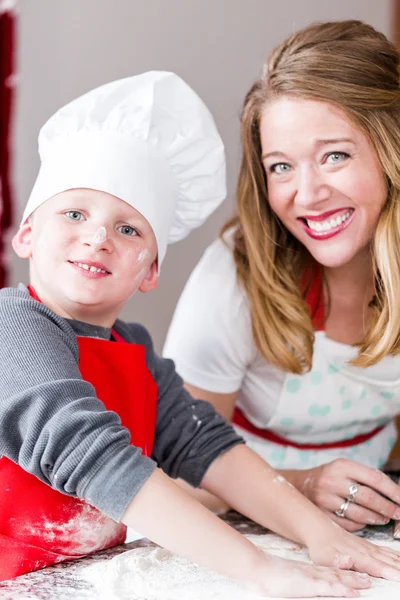Mutter und ihr Sohn backen Kekse — Stockfoto