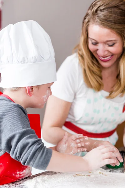 Mamma och hennes son att göra cookies — Stockfoto