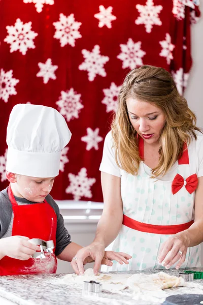 Mutter und ihr Sohn backen Kekse — Stockfoto