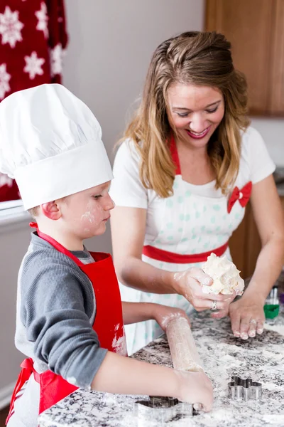母と彼女の息子のクッキーを作る — ストック写真