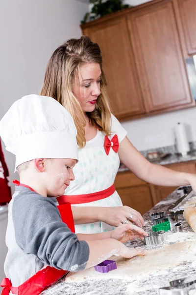 Mãe e seu filho fazendo biscoitos — Fotografia de Stock