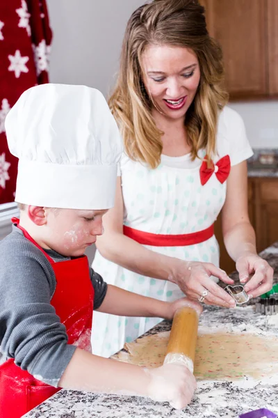 Moeder en haar zoon maken van cookies — Stockfoto