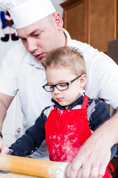 Pai e filho assar — Fotografia de Stock