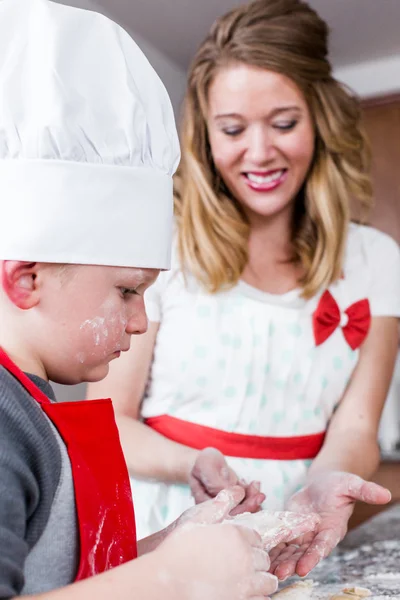 Mutter und ihr Sohn backen Kekse — Stockfoto