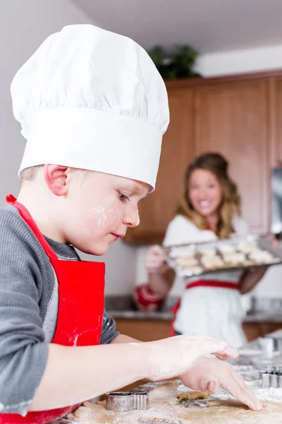 Madre y su hijo haciendo galletas — Foto de Stock