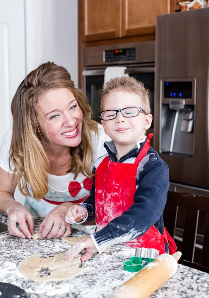 Mother and her son making cookies — Stock Photo, Image