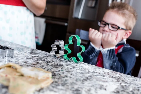 Ragazzino che fa biscotti per Natale — Foto Stock