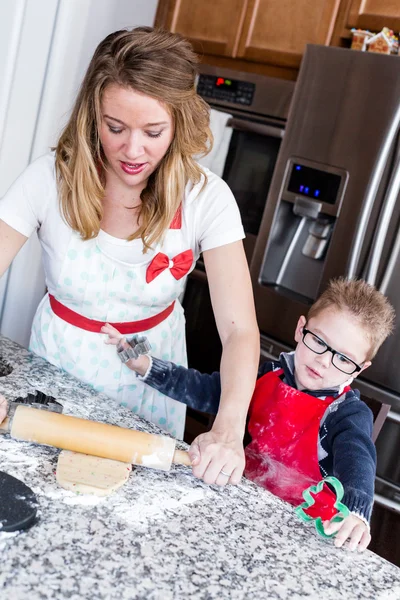 Moeder en haar zoon maken van cookies — Stockfoto