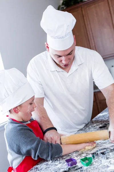 Vader en zoon bakken — Stockfoto