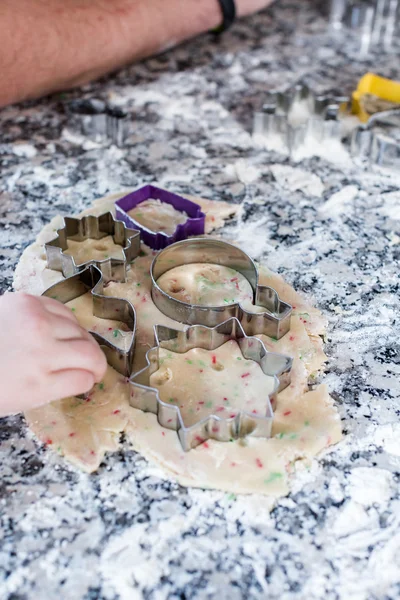 Barnen gör cookies med familj — Stockfoto