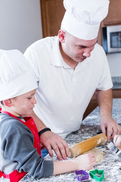 Vader en zoon bakken — Stockfoto