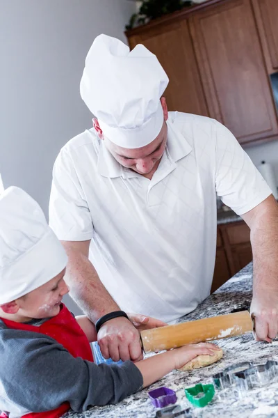 Vater und Sohn backen — Stockfoto