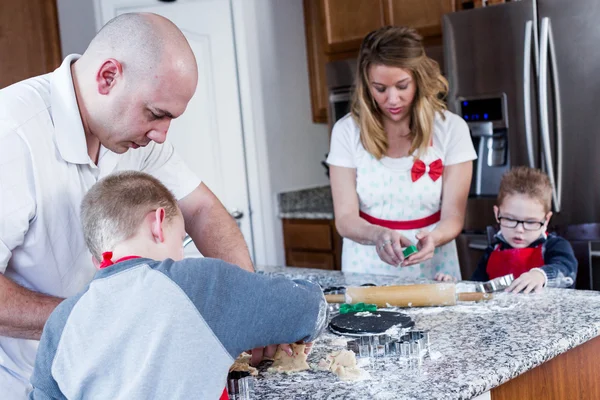 Familjen bakning på kök — Stockfoto